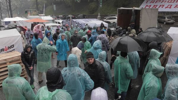 Сторонники тарифного Майдана под дождем разбивали лагерь у кабмина Украины