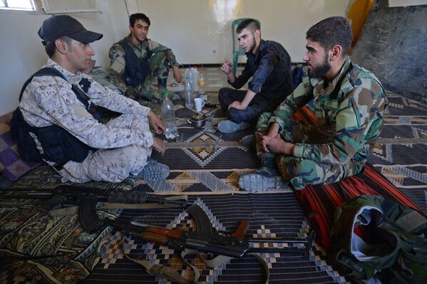 Бойцы местных сил самообороны отдыхают после боевого дежурства в городе Маадания в пригороде Дамаска