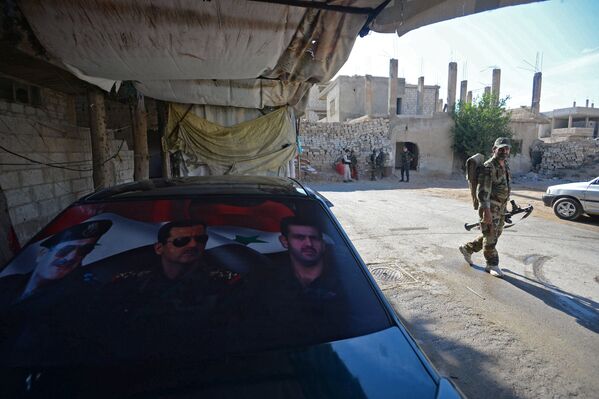 Боец местных сил самообороны в городе Маадания в пригороде Дамаска
