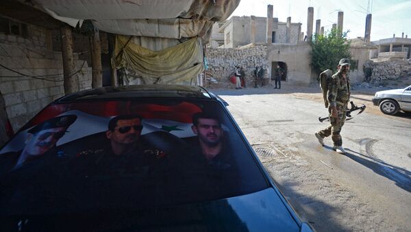Боец местных сил самообороны в городе Маадамия в пригороде Дамаска