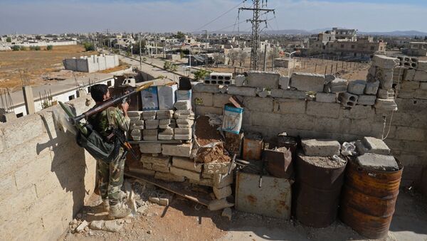 Боец местных сил самообороны на передовых позициях в городе Маадания в пригороде Дамаска