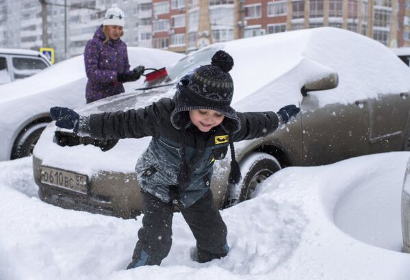 Дети на улице города Омска во время сильного снегопада