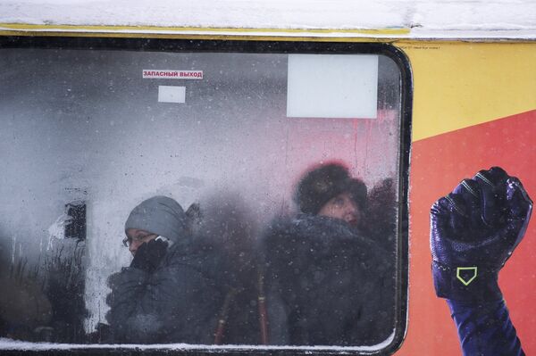 Местные жители в автобусе во время сильного снегопада в Омске