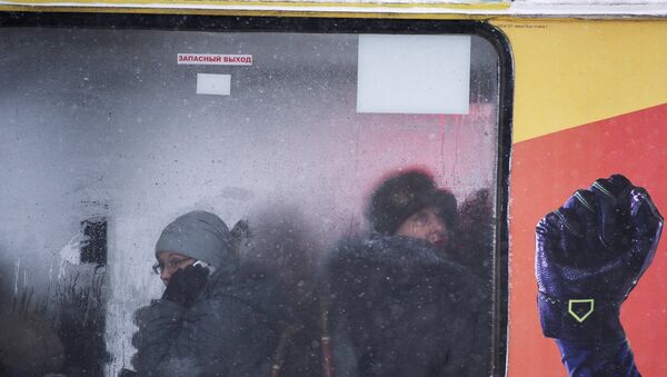 Местные жители в автобусе во время сильного снегопада. Архивное фото