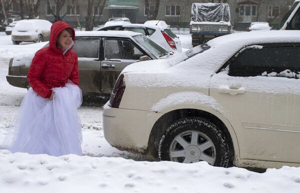 Местная жительница на улице города Омска во время сильного снегопада