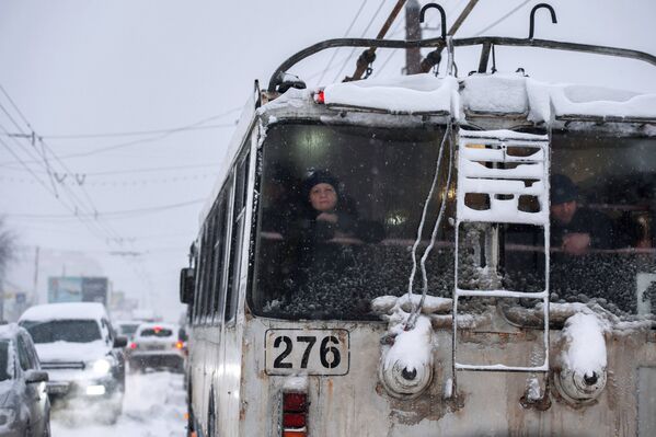 Местные жители в троллейбусе во время сильного снегопада в Омске