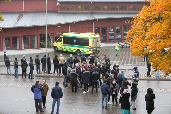 На месте нападения в школе на западе Швеции. 22 октября 2015 год