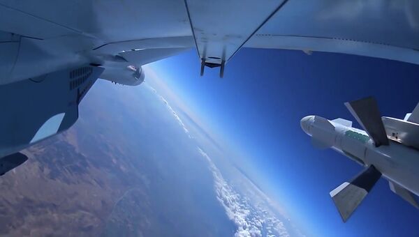 Самолет ВКС РФ во время боевого вылета. Архивное фото