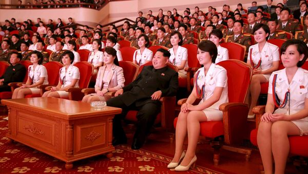 Северокорейский лидер Ким Чен Ын и его жена Ли Соль Чжу на концерте