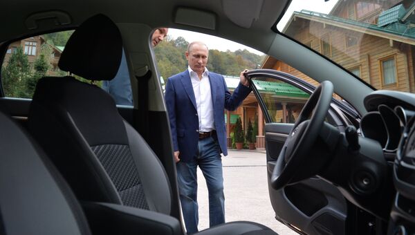 Президент России Владимир Путин осматривает новую модель АвтоВАЗа Лада Веста