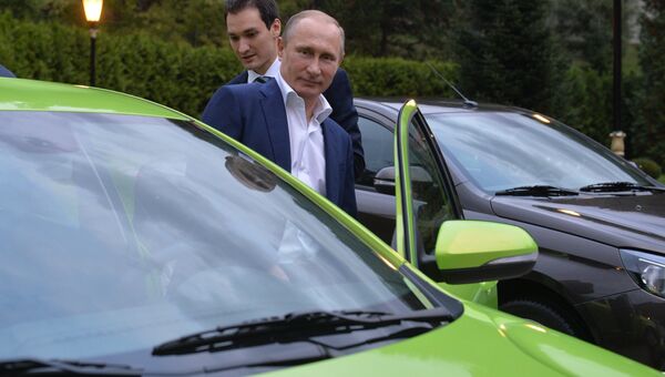 Президент России Владимир Путин садится за руль новой модели АвтоВАЗа Лада Веста