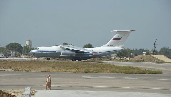 Грузовой самолет ИЛ-76 готовится к взлету с авиабазы Хмеймим (Латакия), Сирия. Архивное фото