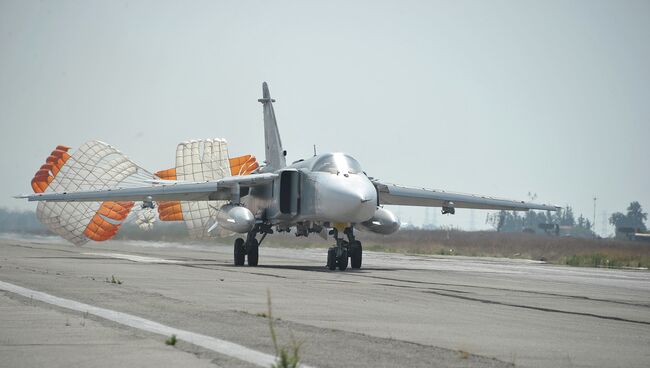 Бомбардировщик Су-24 садится на авиабазе Хмеймим (Латакия), Сирия