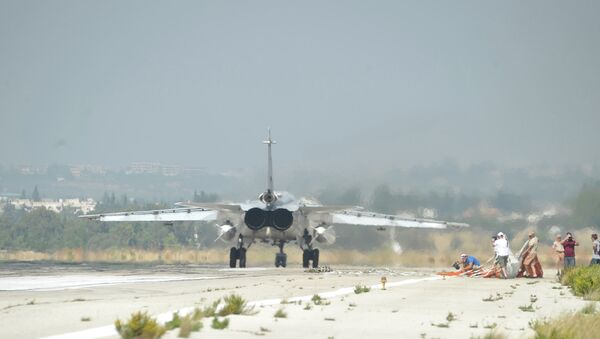 Бомбардировщик Су-24 садится на авиабазе Хмеймим (Латакия), Сирия. Архивное фото