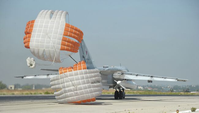 Бомбардировщик Су-24 садится на авиабазе Хмеймим (Латакия), Сирия. Архивное фото