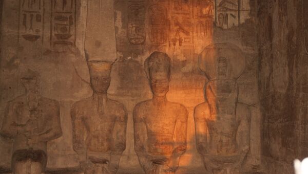Свет, пробившийся через узкий коридор, озаряет лицо воинственного фараона