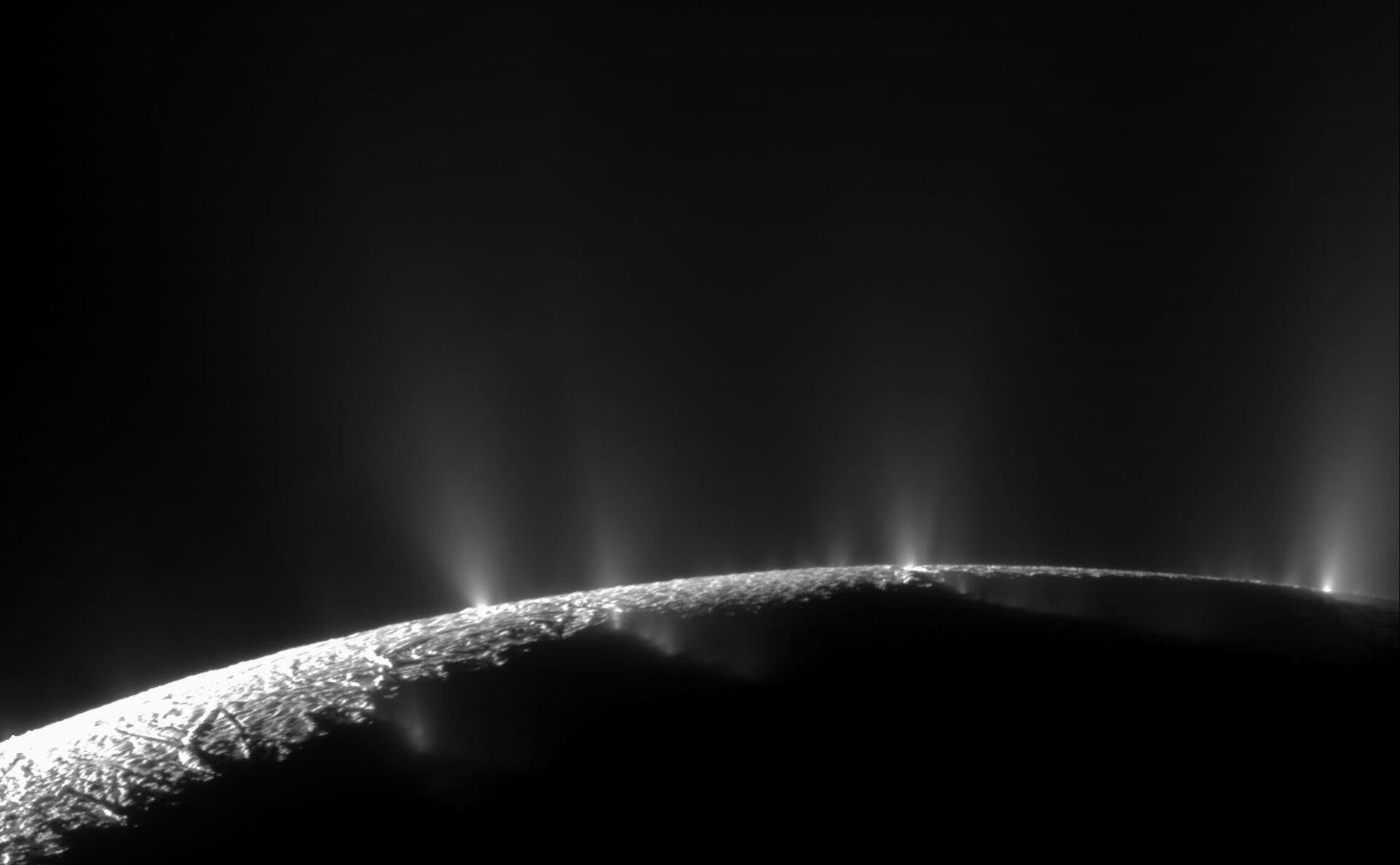 Изображение спутника Сатурна Энцелада, запечатленное космическим аппаратом Кассини - РИА Новости, 1920, 26.12.2022