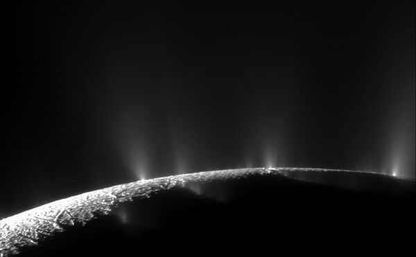 Изображение спутника Сатурна Энцелада, запечатленное космическим аппаратом Кассини