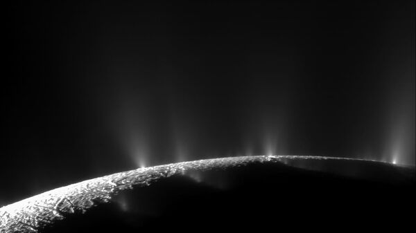 Изображение спутника Сатурна Энцелада, запечатленное космическим аппаратом Кассини. Архивное фото.