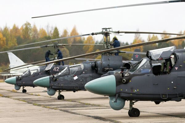 Вертолеты Ка-52 Аллигатор на летно-тактических учениях армейской авиации Западного военного округа в Псковской области