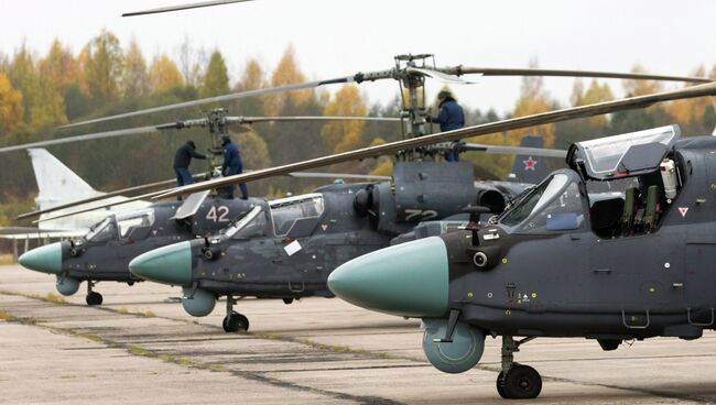 Вертолеты Ка-52 Аллигатор на летно-тактических учениях армейской авиации Западного военного округа в Псковской области