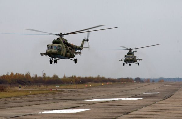 Вертолеты Ми-8 на летно-тактических учениях армейской авиации Западного военного округа в Псковской области