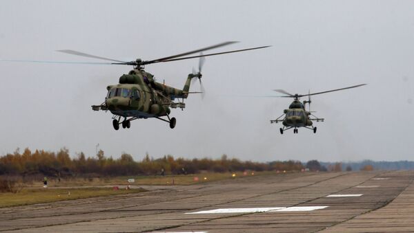 Вертолеты Ми-8 на летно-тактических учениях армейской авиации Западного военного округа в Псковской области. Архивное фото