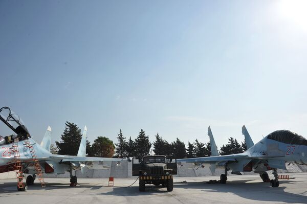 Истребители Воздушно-космических сил РФ СУ-30СМ готовятся к вылету с авиабазы Хмеймим в сирийской провинции Латакия