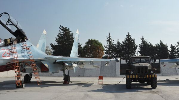 Истребители Воздушно-космических сил РФ СУ-30СМ готовятся к вылету с авиабазы Хмеймим в сирийской провинции Латакия