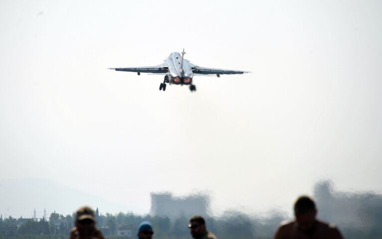 Истребитель Воздушно-космических сил РФ СУ-30СМ взлетает с авиабазы Хмеймим в сирийской провинции Латакия