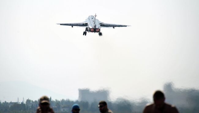 Истребитель Воздушно-космических сил РФ СУ-30СМ взлетает с авиабазы Хмеймим в сирийской провинции Латакия. Архивное фото