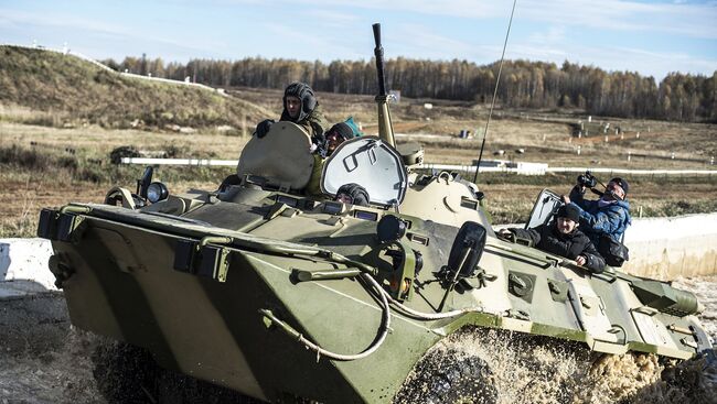 Бтр-80 во время демонстрационного показа образцов вооружения. Архивное фото