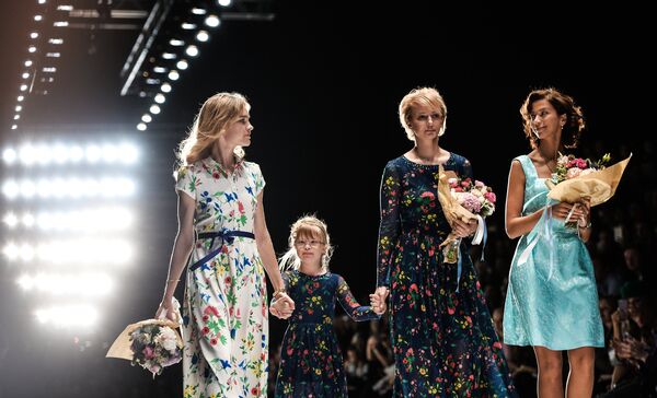Модельер Наталья Водянова (слева) на показе одежды из коллекции ZARINA & Наталья Водянова (Специальный проект) в рамках Mercedes-Benz Fashion Week Russia