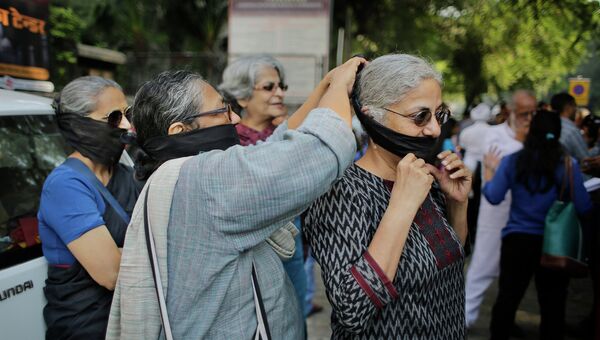 Индийские литераторы устроили митинг во дворе Академии литературы. Нью-Дели, октябрь 2015