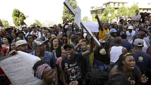 СтудСтуденты протестуют во время массовой демонстрации возле университета Кейптауна