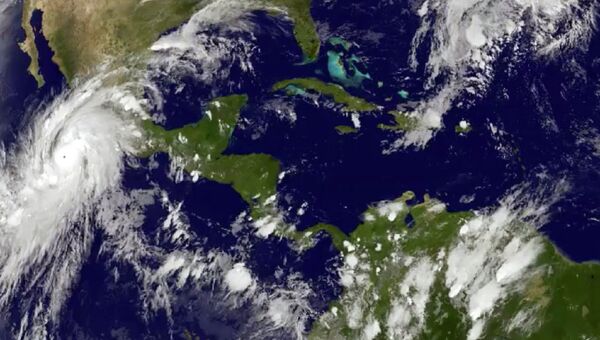 Перемещение урагана у берегов Мексики, снятое из космоса. Архивное фото