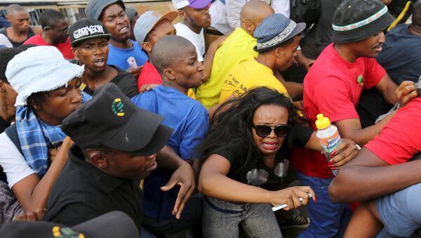 Студенты протестуют во время массовой демонстрации в университете Кейптауна