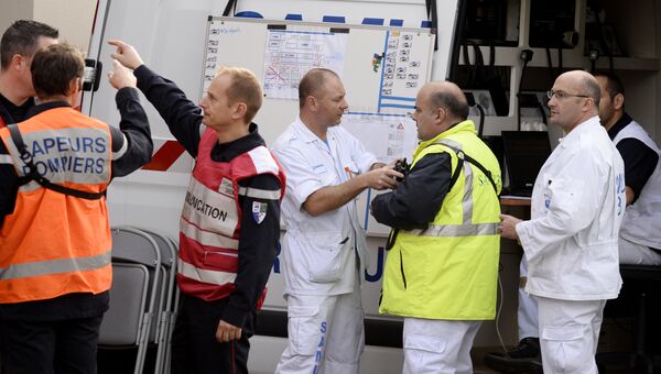 На месте столкновения пассажирского автобуса и грузовика неподалеку от города Либурн в департаменте Жиронда, Франция. 23 октября 2015