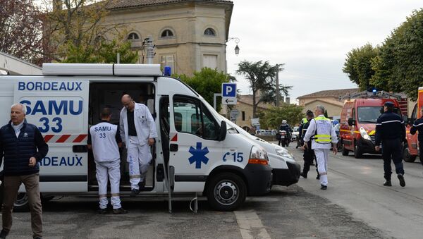 На месте столкновения пассажирского автобуса и грузовика неподалеку от города Либурн в департаменте Жиронда, Франция. 23 октября 2015