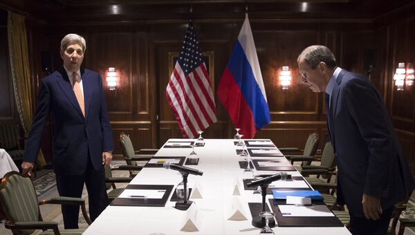 Министр иностранных дел РФ Сергей Лавров и Госсекретарь США Джон Керри во время встречи в Вене
