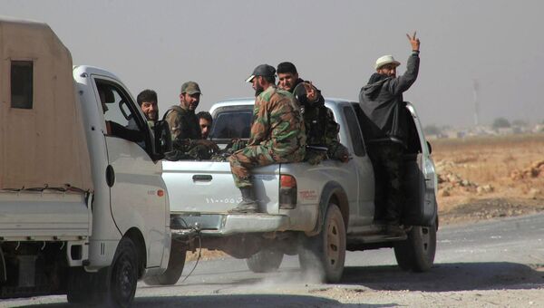 Сирийские солдаты едут в городе Алеппо. Архивное фото
