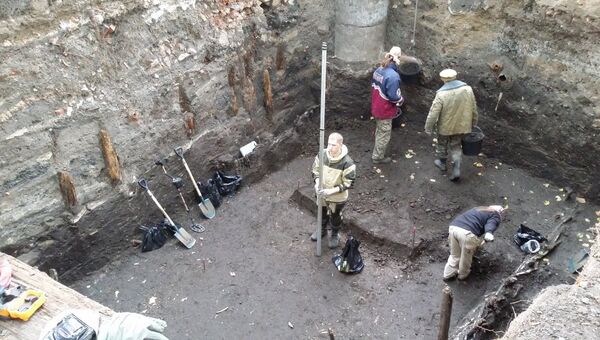 Леонид Беляев и его коллеги проводят раскопки в Зарядье. Архивное фото