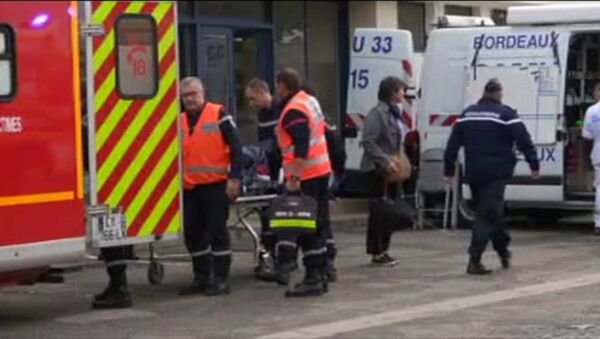 Медики на носилках везли пострадавшего после ДТП на юго-западе Франции