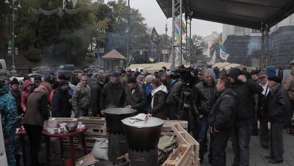 Украинцы толпились вокруг полевой кухни на тарифном Майдане в Киеве