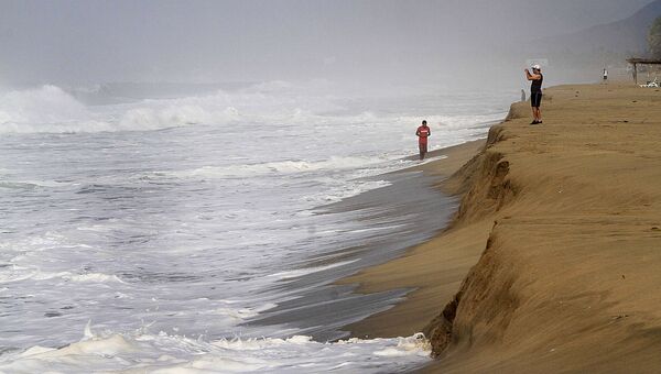 Волны на побережье Акапулько. Мексика