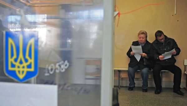 Местные жители на избирательном участке во время выборов на Украине. Архивное фото