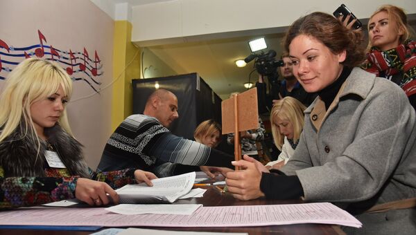 Мария Гайдар на избирательном участке в Киеве во время выборов в органы местного самоуправления.