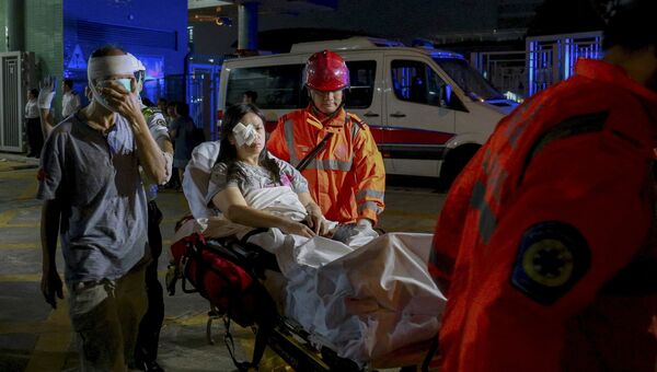 Пассажиры, пострадавшие при крушении парома у берегов Гонконга 25 октября 2015