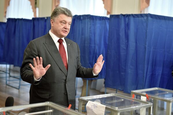 Президент Украины Петр Порошенко на избирательном участке во время выборов в Киеве, Украина