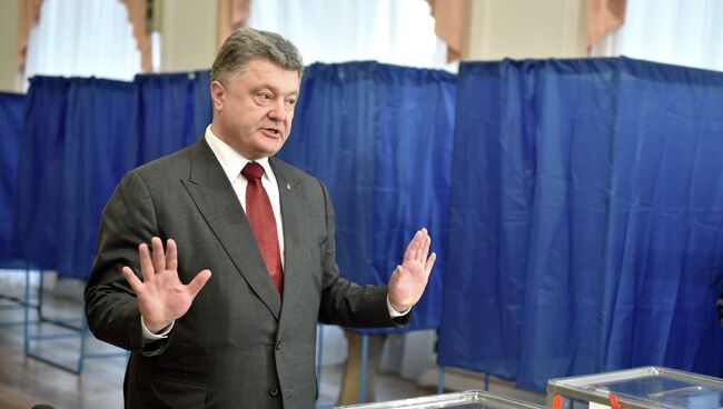 Президент Украины Петр Порошенко на избирательном участке во время выборов в Киеве, Украина. Архивное фото